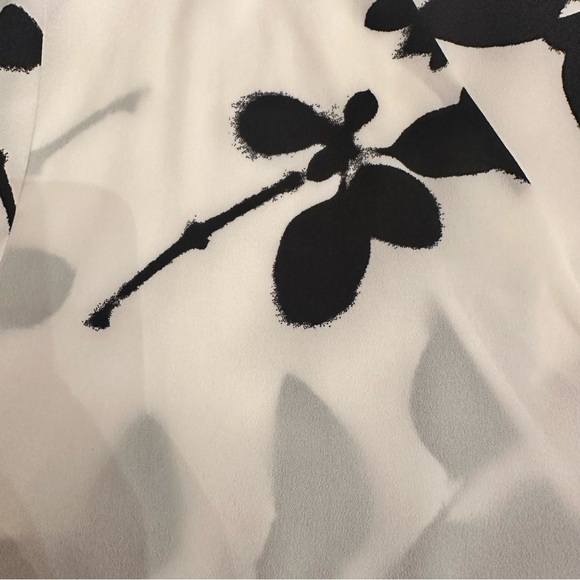 DKNY White and Black Floral Blouse with Relaxed Fit
Size XL - Picture 5 of 5